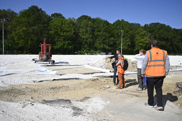 Travaux du stade de football, pose d'un terrain synthétique