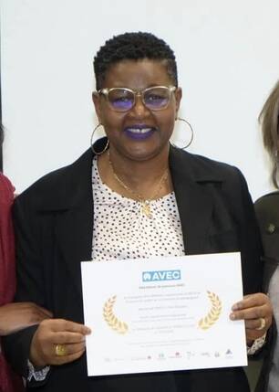 Photo d'une personne tenant son diplôme