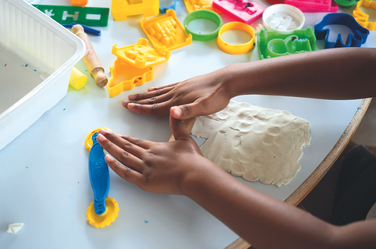 Photo d'un enfant qui joue à la pâte à modeler