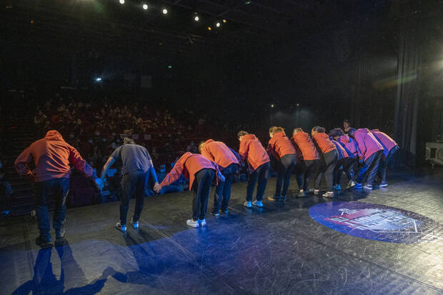 Photo de personnes qui saluent