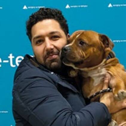 Photo d'un homme avec son chien