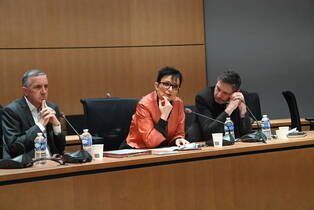Photo de madame le maire dans la salle du conseil pour la convention bailleur