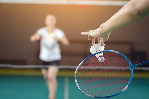 Photo d'une raquette et volant de badminton