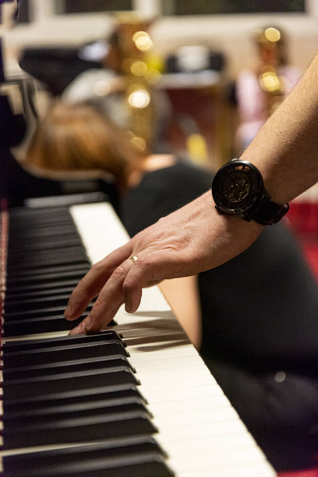 Photo d'une personne jouant du piano