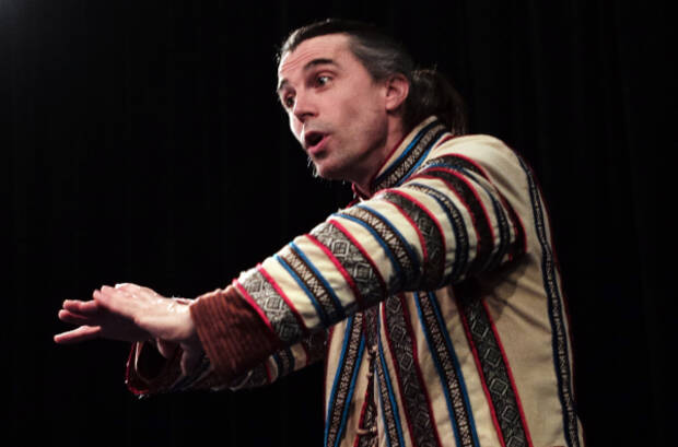 Photo d'une personne racontant des contes