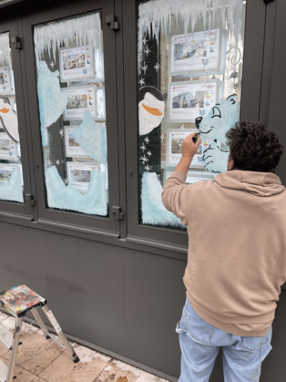 Photo d'une vitrine de commercant décoré pour noël