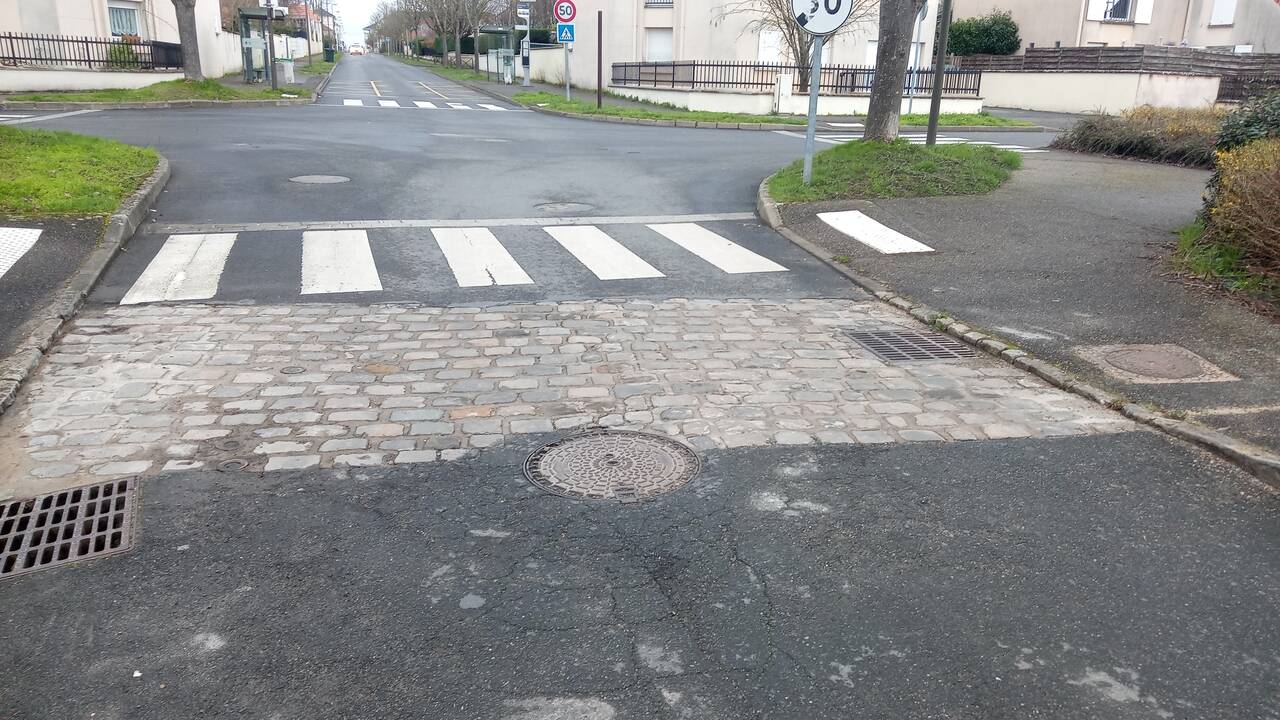 Photo d'une route avec des pavés