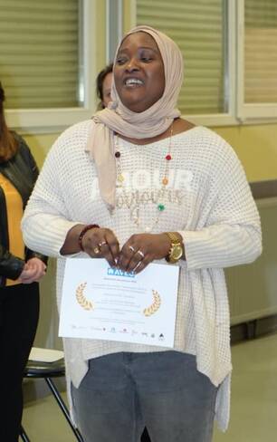 Photo d'une personne tenant son diplôme