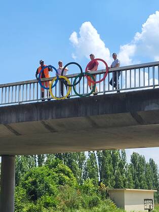 Installation des anneaux olympique sur le pont Pierre Point