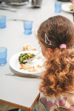 Photo d'enfant mangeant à la cantine