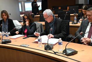 Photo d'une personne signant un papier pour la convention bailleur