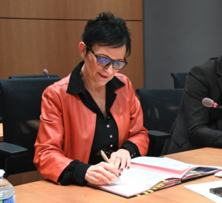 Photo de madame le maire signant la convention bailleur