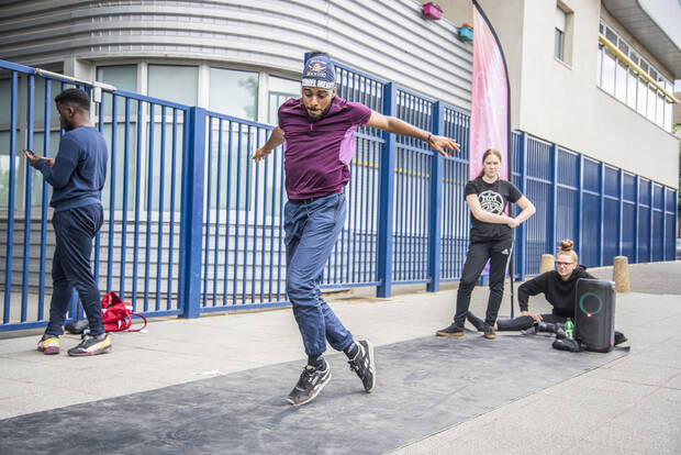 Photo de jeunes qui dansent le hip hop