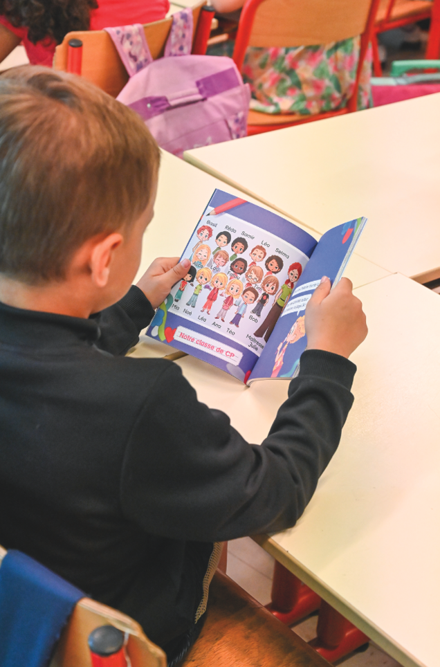 Photo d'un enfant en train de lire