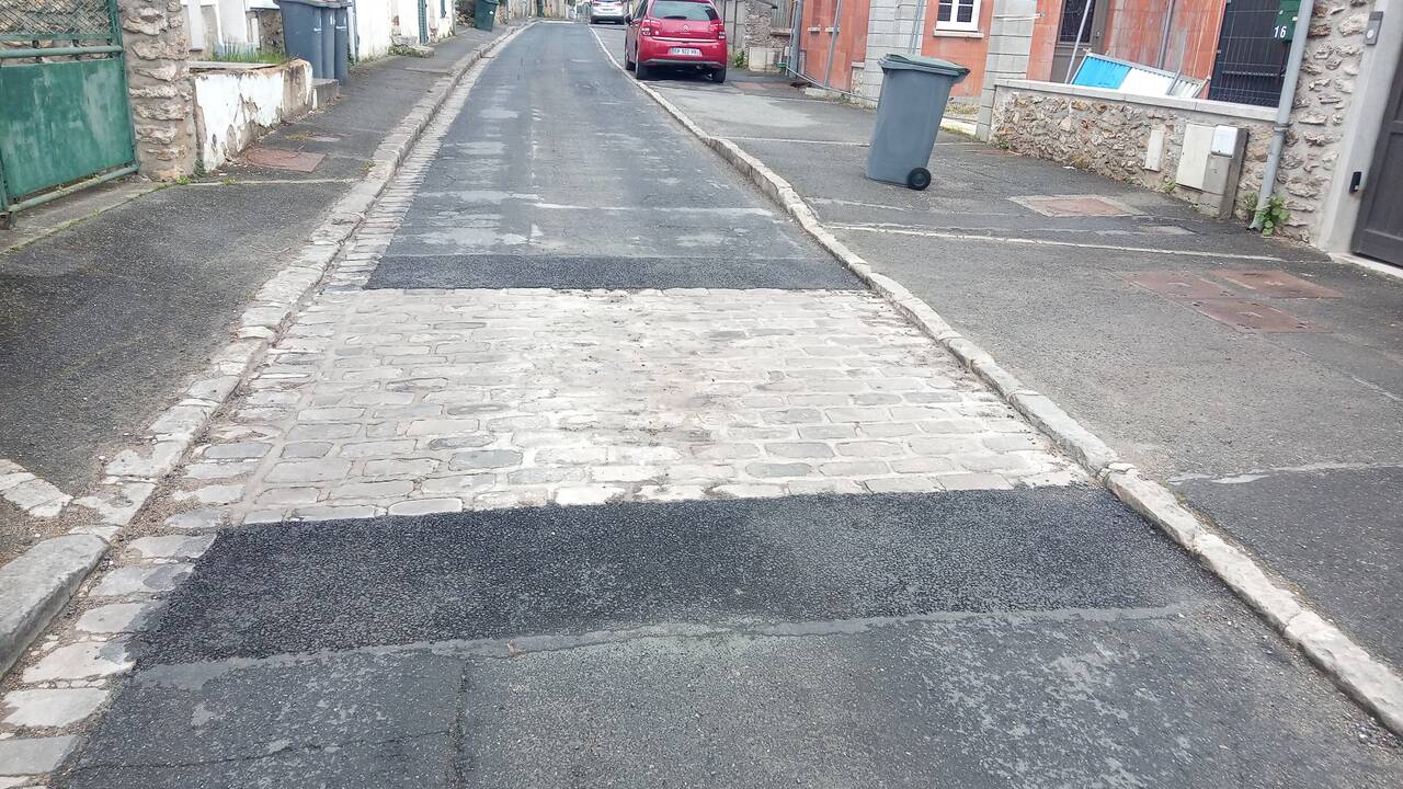 Photo d'une route avec des pavés
