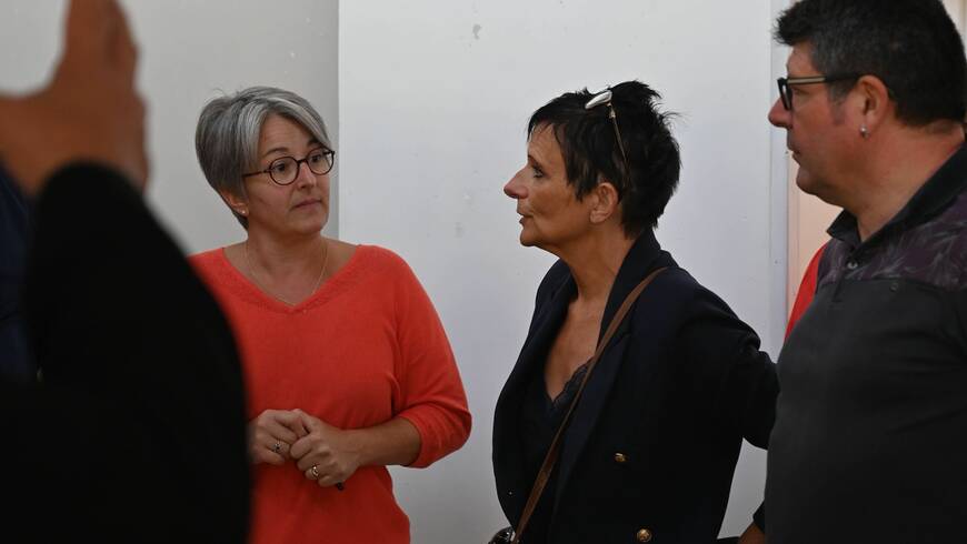 Photo de madame le Maire visitant une école