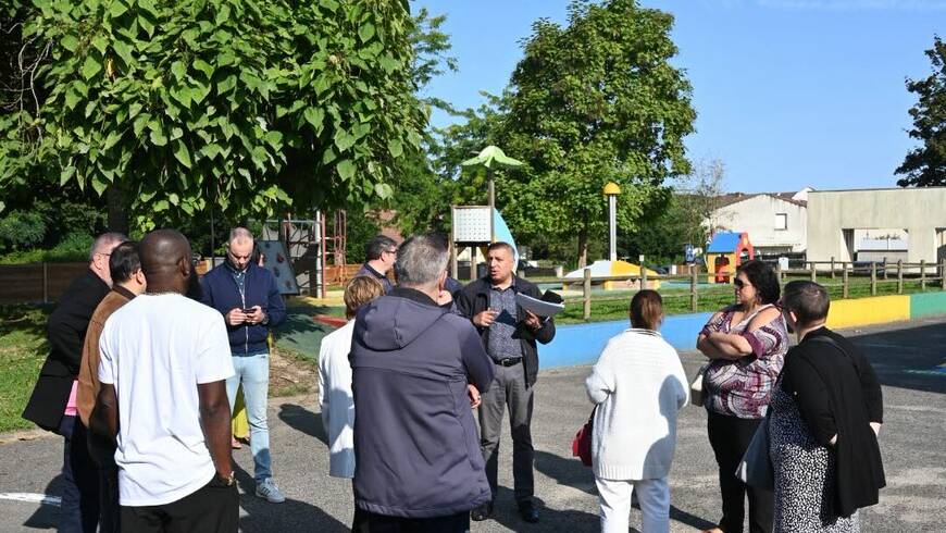 Photo de la délégation dans une cours d'école