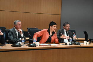 Photo de la salle du conseil avec madame le maire pour la convention bailleur