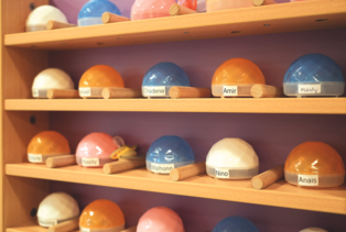 Photo du meuble à tétines de la crèche