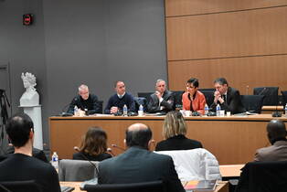 Photo de la salle du conseil avec madame le maire pour la convention bailleur