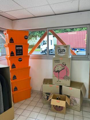 Photo de l'intérieur de l'entre prise box à la carte