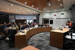 Photo de la salle du conseil municipal avec des personnes pour la convention bailleur