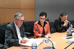 Photo d'une personne signant la convenntion bailleur