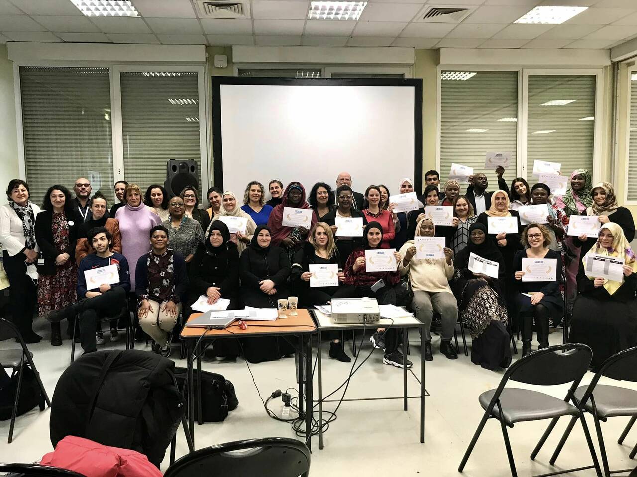 Photo de plusieurs personne avec leur diplôme