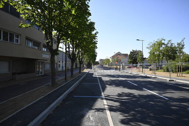 Mise à double sens de l'avenue Louise-Michel