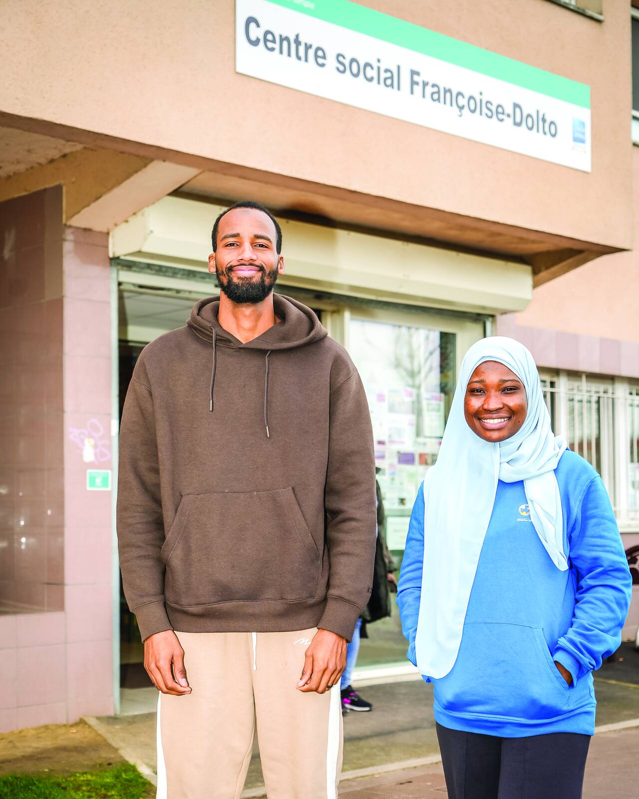Photo de portraits devant le centre social Dolto